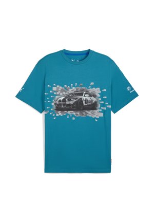 Teal T-shirt med et dynamisk sort-hvidt grafik af en racerbils, med stiliserede farverige baggrundelementer.