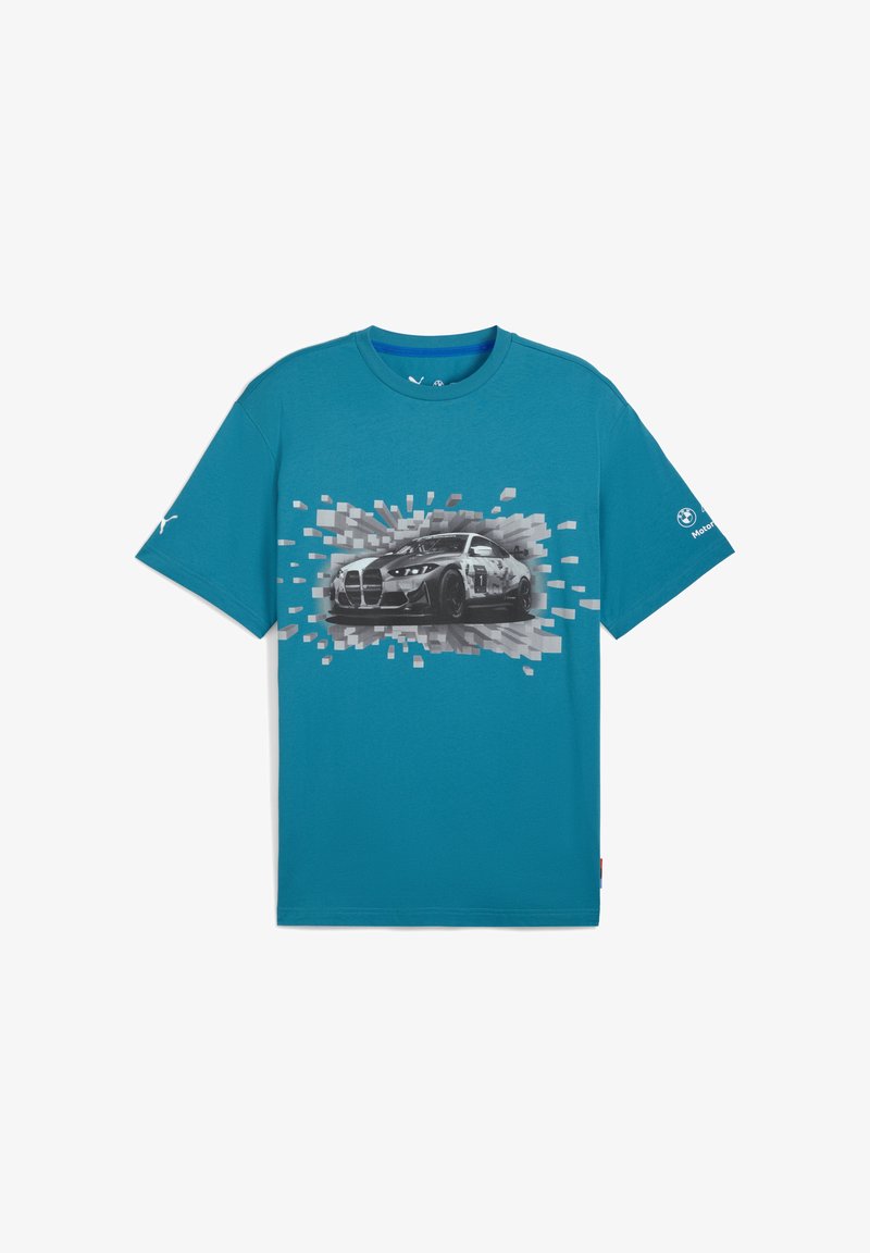 Mėlyna marškinėliai su dinamišku juodai baltu grafikų, vaizduojančiu lenktyninį automobilį, ir stilizuotais spalvotais fono elementais.