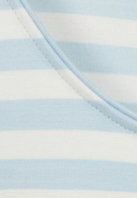 Blauw-wit gestreepte stof die een close-up laat zien van de zachte katoenstructuur, met een ronde halslijn en een gestikte randdetail.