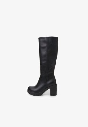 Stivale nero in pelle al ginocchio con tacco a blocco, caratterizzato da una texture liscia, linee pulite e una leggera piattaforma per aumentare l'altezza.