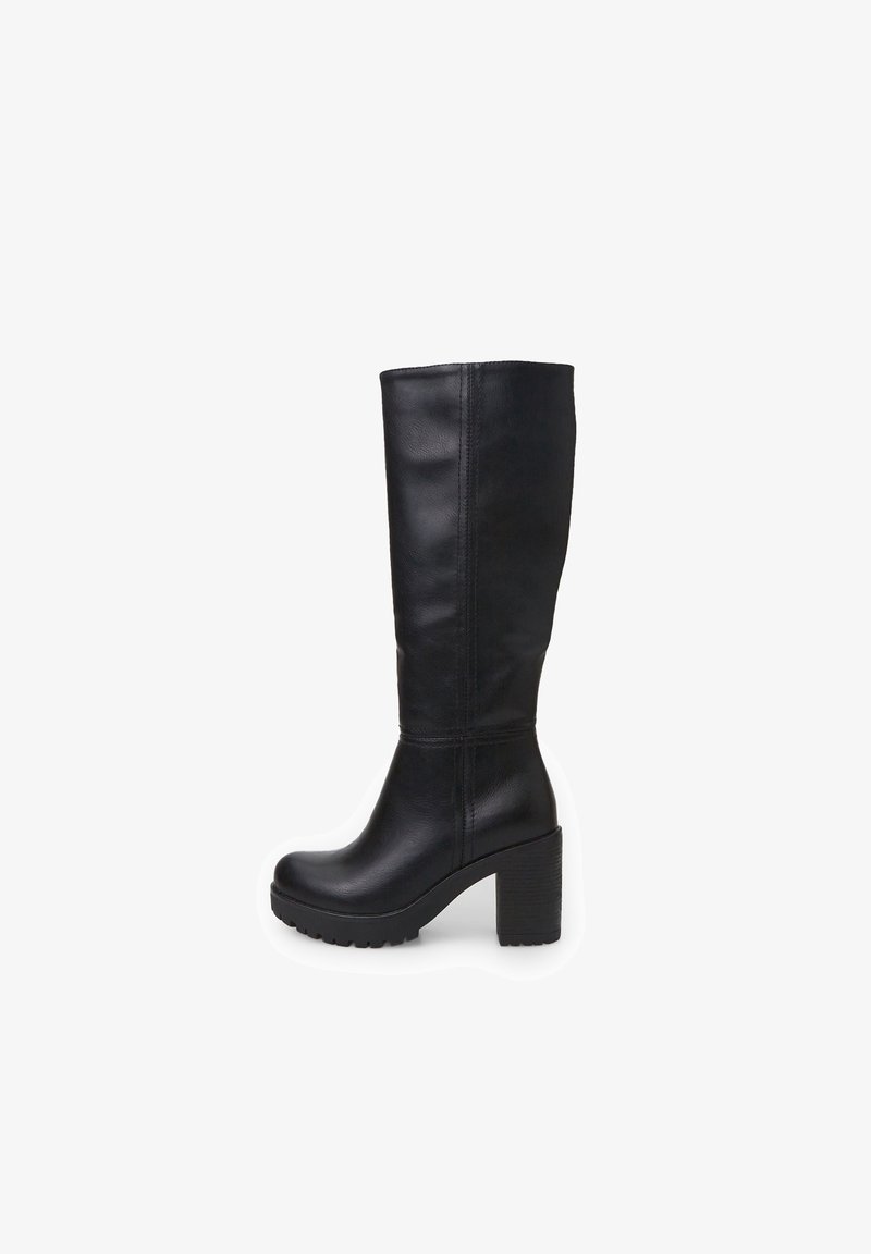 Bota negra de cuero hasta la rodilla con tacón cuadrado, con una textura lisa, líneas definidas y una ligera plataforma para mayor altura.