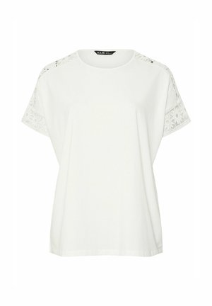 Blusa blanca de manga corta con escote redondo y detalles de encaje floral en los hombros y los bordes de las mangas, ajuste holgado.