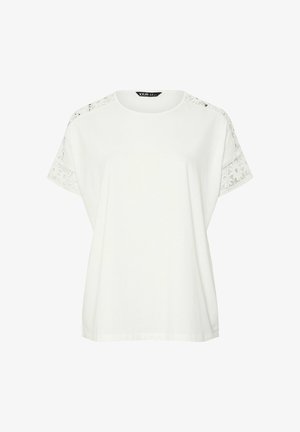 Blusa blanca de manga corta con escote redondo y detalles de encaje floral en los hombros y los bordes de las mangas, ajuste holgado.