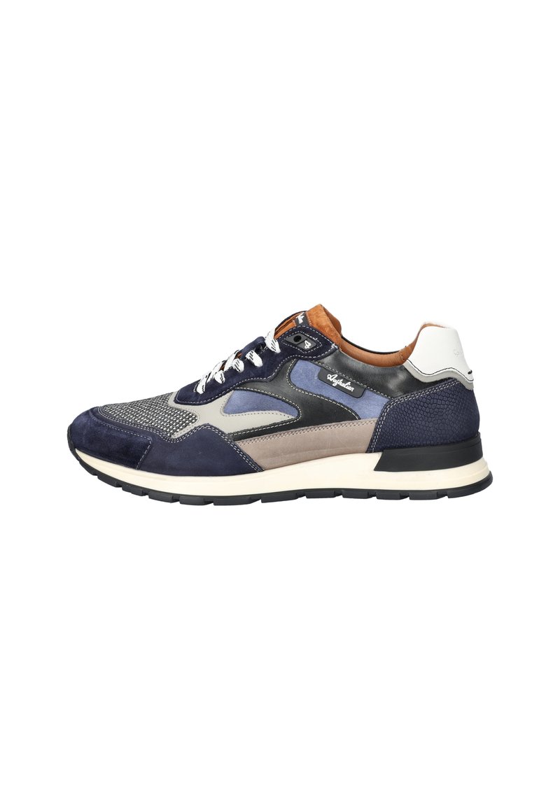 Baskets en daim marine avec des panneaux en maille, des accents en cuir gris et beige, des lacets blancs et une semelle en caoutchouc noir. Style athlétique classique.