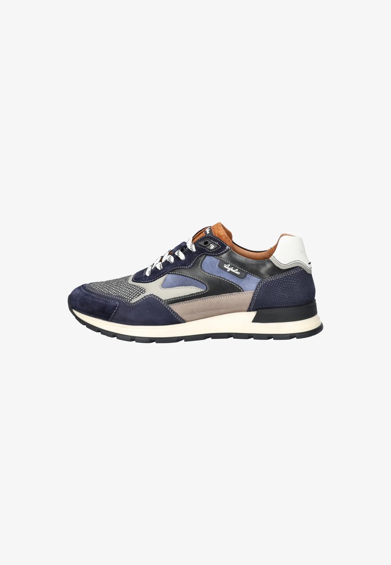 Marineblauwe suède sneakers met meshpanelen, leren accenten in grijs en beige, witte veters en een zwarte rubberen zool. Klassieke sportieve stijl.