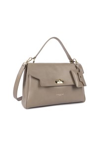 Borsa a mano in pelle beige con un design strutturato, accessori in oro, pattina frontale e etichetta staccabile; presenta una maniglia superiore e una tracolla.