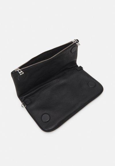 Pochette en cuir noir avec fermeture éclair, texture lisse, coins arrondis et deux boutons magnétiques à l'intérieur pour une fermeture sécurisée.
