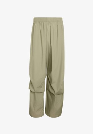 Pantaloni beige a vita elasticizzata e ampia gamba, vestibilità ampia, vista frontale su sfondo bianco.