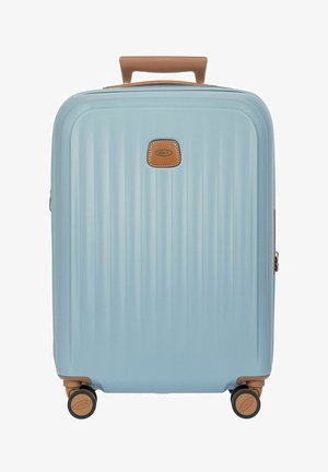 Hellblauer Hartschalenkoffer mit braunem Griff und Rädern, strukturierter Oberfläche und einem kleinen rechteckigen Logo vorne in der Mitte.