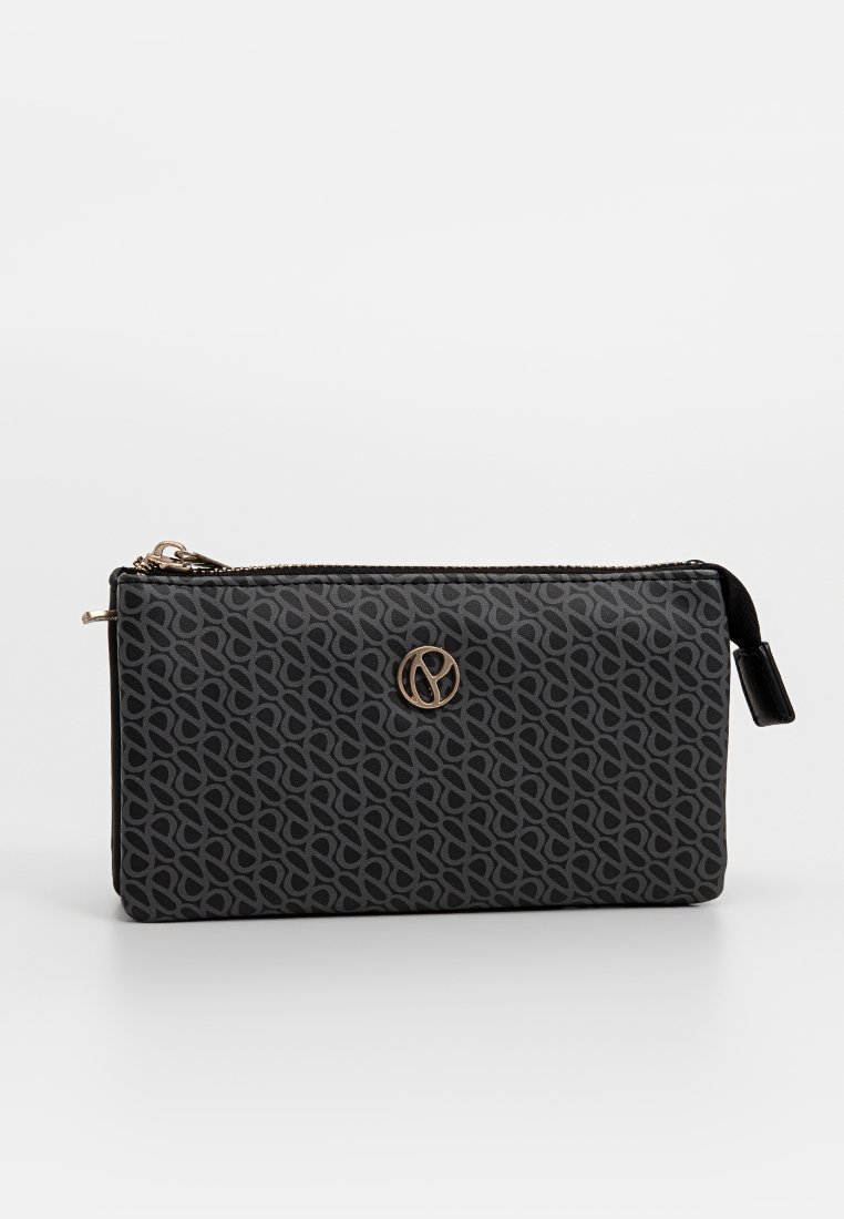 Borsetta nera con zip, caratterizzata da un motivo ripetuto e da un accento in oro prominente. Texture liscia e design rettangolare sottile.