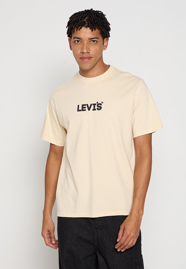 Cremefarbene Kurzarm-T-Shirt aus Baumwolle mit einem schwarzen "LEVI'S"-Logo auf der Brust, rundem Ausschnitt und lockerer Passform.