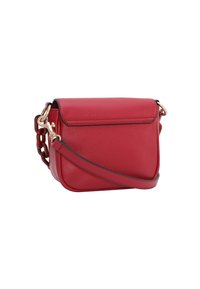 Červená kožená crossbody taška s texturovaným povrchem, magnetickým zavíráním a zlatým řetězovým akcentem. Součástí je nastavitelné ramenní pouzdro.