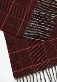 Écharpe en tartan rouge foncé et noir, fabriquée en tissu doux avec des bords frangés. Présente un motif en chevrons subtil et des lignes d'accent bleu.