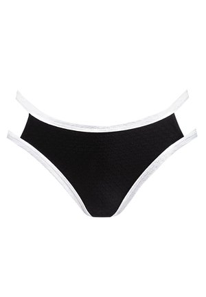 Czarne majtki bikini wykonane z teksturowanej tkaniny, z błyszczącymi białymi wykończeniami, z ukośnymi wycięciami po bokach. Gładka powierzchnia i minimalistyczny design.