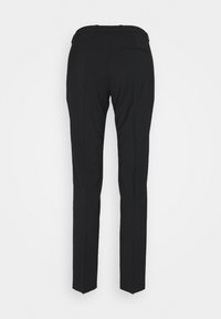 Pantalons noirs sur mesure à coupe ajustée, avec des jambes droites, une texture lisse et une poche arrière unique.