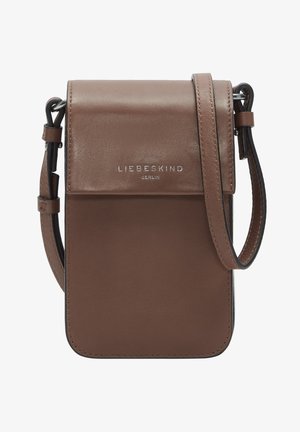 Braune Leder-Umhängetasche mit glatter Textur, ausgestattet mit einem Klappverschluss und silbernem Logo. Beinhaltet einen verstellbaren Tragegurt für Vielseitigkeit.