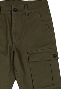 Pantaloni cargo verde oliva con chiusura a bottone, tasche frontali e tasca cargo laterale. La trama del tessuto è liscia con dettagli di cucitura.