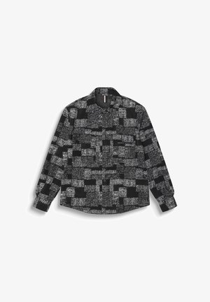 Košulja dugih rukava od teksturiranog materijala s apstraktnim blok uzorkom u crnoj i bijeloj boji, s kopčanjem na gumbi i klasičnim ovratnikom.