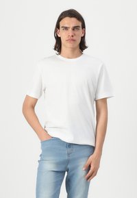 TOM TAILOR BASIC CREW NECK - Camiseta básica - white