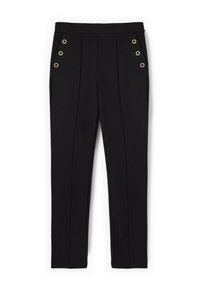 Pantalons noirs en tissu lisse avec une coupe ajustée, plis verticaux et œillets dorés à l'avant.