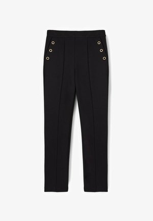 Pantalones negros con una tela suave y un corte entallado, pliegues verticales y acentos de ojales en tono dorado en el frente.