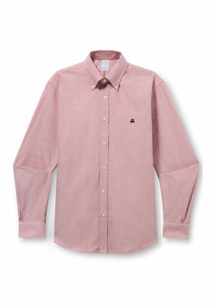 Jasnoróżowa koszula na długi rękaw, zapinana na guziki, z zapinanym na guziki kołnierzykiem i małym czarnym haftowanym logo na lewej piersi.