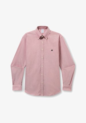 Světle růžová košile s dlouhým rukávem na knoflíky, s límečkem na knoflíky a malým černým vyšívaným logem na levé straně hrudi.