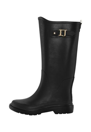 Botas de lluvia de goma negras con suela plana, puntera redondeada y un acento decorativo de hebilla dorada. Textura suave, caña alta y diseño minimalista.