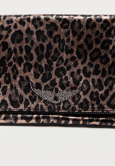 Τσαντάκι χειρός με μοτίβο λεοπάρ, που διαθέτει μεταλλική λάμψη, χρώματα μαύρο και μπρονζέ, καθώς και διακοσμητικό στοιχείο με φτερά και στρας.