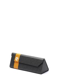 Funda triangular gris hecha de material texturizado con una banda naranja y detalle del logo, diseñada para guardar objetos pequeños.