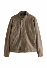 Chaqueta de cuero marrón con cuello alto, botones de presión, dos bolsillos en el pecho y bolsillos laterales con cremallera; textura suave y forma ajustada.