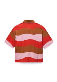 Κοντομάνικο πόλο μπλουζάκι με κυματιστές ρίγες σε κόκκινο, ροζ, καφέ και μπεζ. Με γιακά, κατασκευασμένο από βαμβάκι, άνετη εφαρμογή και χωρίς ορατά μεταλλικά στοιχεία.