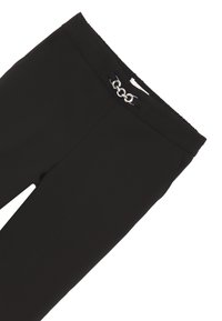 Pantaloni neri su misura con un accento di catena in vita, realizzati in tessuto liscio, dalla forma aderente e con una parte posteriore elastica per il comfort.