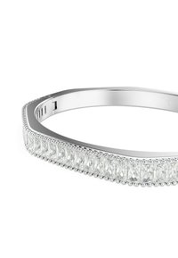Bracelet en argent avec une rangée de pierres précieuses rectangulaires transparentes. Il présente une surface polie, des accents en perles le long du bord et un design sans couture.