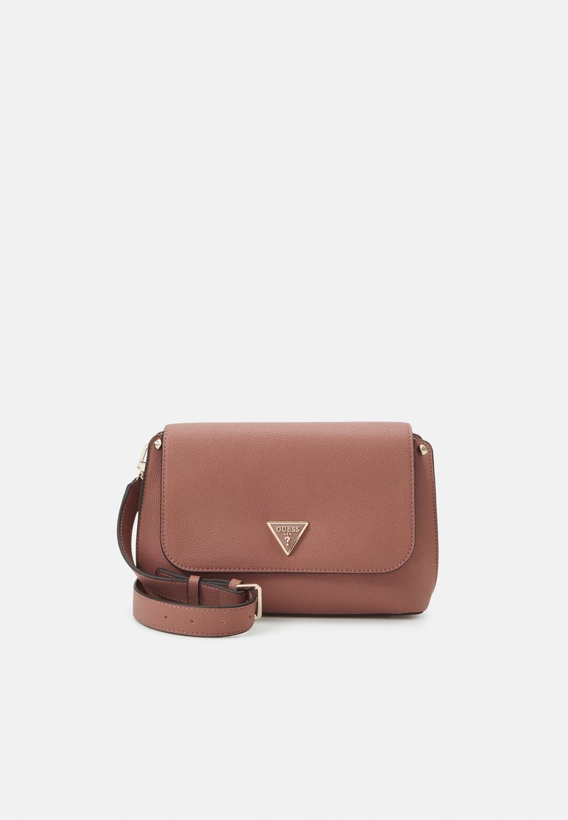 Borsa a tracolla in pelle marrone con pattina frontale e tracolla regolabile, caratterizzata da un piccolo logo triangolare dorato di Guess sulla parte anteriore.