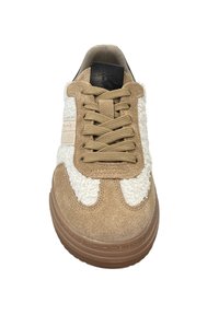 Braune Wildledersneaker mit cremefarbenen strukturierten Stoffakzenten, runder Zehenpartie, beige Schnürsenkeln und einem schwarzen Logo-Patch auf der Zunge. Flache Gummisohle.