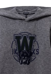 Sudadera gris con un aspecto texturizado, que cuenta con capucha, un logo en relieve de color azul oscuro con una "W" y una gráfica de un bulldog en la parte delantera.
