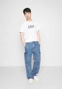 GAP NEW ARCH - Trükipildiga T-särk - optic white