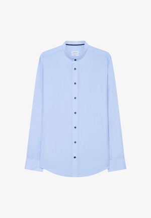 Lichtblauw overhemd met lange mouwen en een mandarinakraag, met een knoopsluiting aan de voorkant met zwarte knopen en een gebogen zoom. Gladde stofstructuur.