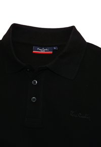 Musta polo paita, jossa on ribbed-kaulus, kolme napinläpeä, hienovaraisesti teksturoitu kangas ja tummasta langasta brodeerattu logo rinnassa.