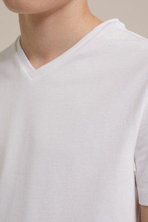 Biele bavlnené tričko s výstrihom do V a krátkymi rukávmi, s hladkou textúrou a čistými líniami, zdôrazňujúce jednoduchý a klasický dizajn.