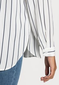 VILA VILUCY - Blusa - snow white/total eclipse