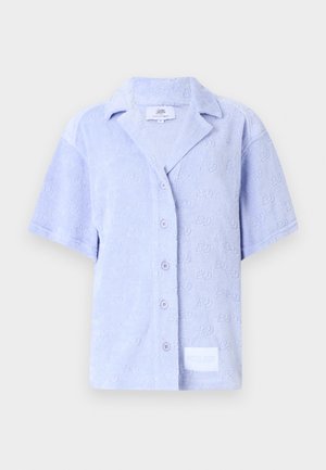 Košeľa s krátkym rukávom v svetlomodrej farbe z froté látky s jemným vzorom a logom na dolnom okraji. Má klasický golier.