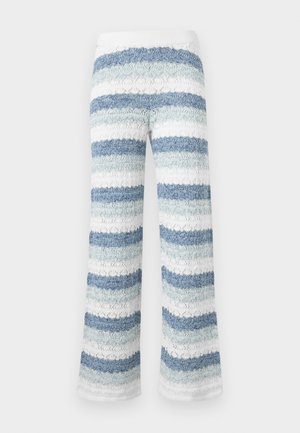 Pantalon large en tricot avec rayures horizontales dans des tons de bleu et blanc, présentant un motif texturé et ajouré.