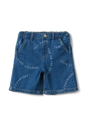 Blaue Jeansshorts mit elastischem Bund, Knopf, Vordertaschen und weiß aufgedruckten reisethematischen Wörtern wie „Abenteuer“ und „Reise.“