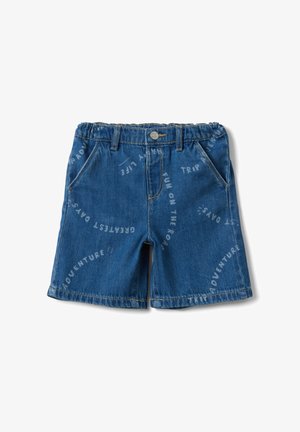 Blaue Jeansshorts mit elastischem Bund, Knopf, Vordertaschen und weiß aufgedruckten reisethematischen Wörtern wie „Abenteuer“ und „Reise.“