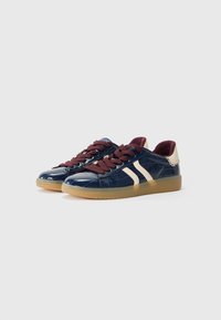 Marineblå krokodille-embossede sneakers med burgunder snørebånd, kremhvite side-striper og en teksturert gummisåle. Inkluderer myk burgunder indre fôr.