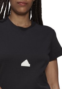 adidas Sportswear LOGO T-SHIRT - T-shirts med print - black/white