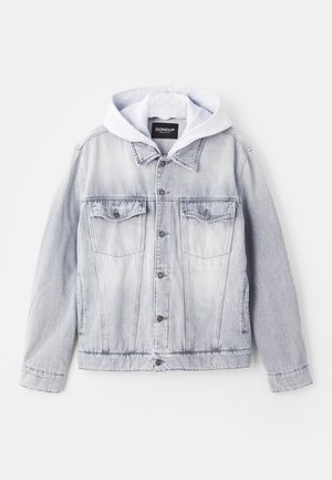 Denimjakke i lys grå med grå hætte. Har to brystlommer, knaplukning foran og en let cropped pasform. Blød tekstur.