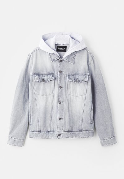 Denim jack in lichtgrijs met een grijze capuchon. Beschikt over twee borstzakken, knoopsluiting aan de voorkant en een iets cropped pasvorm. Zachte textuur.